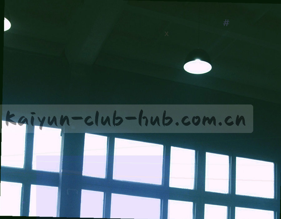 俯拍的分析桌面，纸张、尺规与手绘线条散落在台面上，画面中没有人物面部